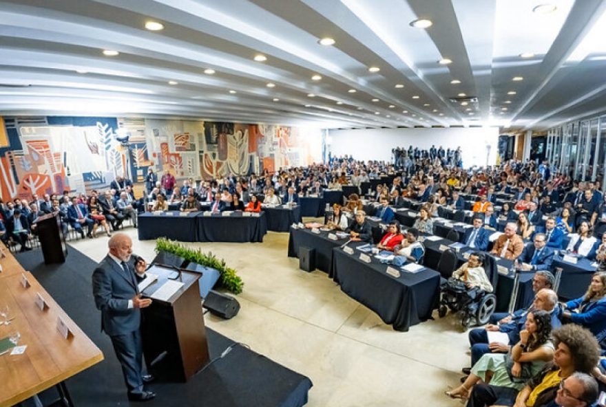 presidente-lula-distribui-balas-de-banana-durante-reuniao-no-planalto-para-se-desculpar-por-atraso