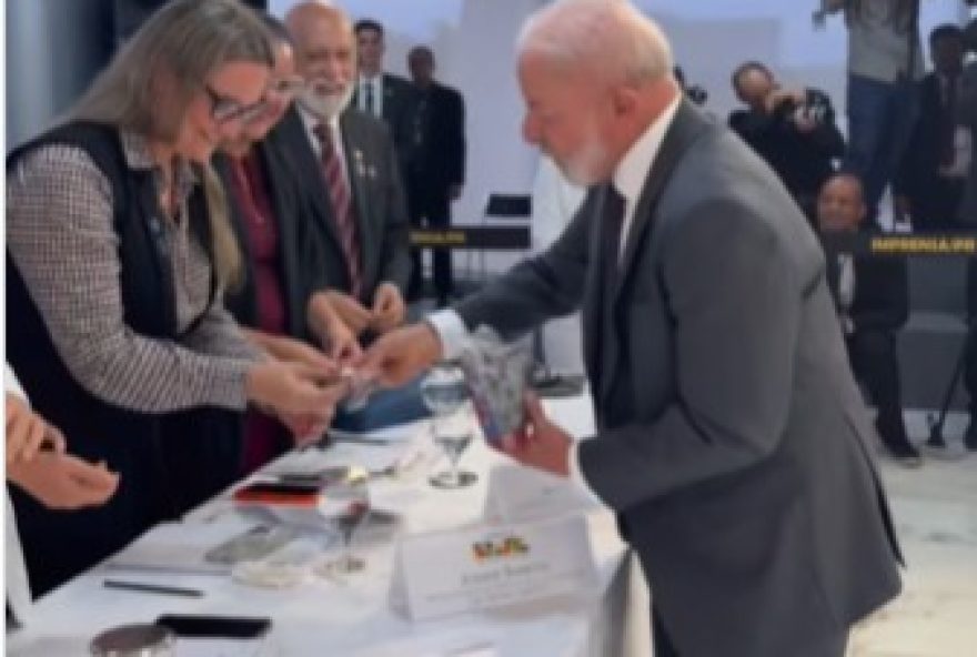 presidente-lula-distribui-balas-de-banana-em-reuniao-sobre-ciencia-e-tecnologia-no-planalto