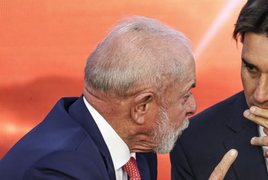 Brasília (DF), 11/02/2026 – O presidente Luiz Inácio Lula da Silva, o ministro de Portos e Aeroportos, Silvio Costa Filho, e o diretor-presidente da Aena Brasil, Santiago Yus, participam de cerimônia para anúncio de investimentos para ampliação e m Brasília (DF), 11/02/2026 - O presidente Luiz Inácio Lula da Silva, o ministro de Portos e Aeroportos, Silvio Costa Filho, e o diretor-presidente da Aena Brasil, Santiago Yus, participam de cerimônia para anúncio de investimentos para ampliação e modernização de 11 aeroportos do país. Serão beneficiados os aeroportos de Congonhas (São Paulo), Campo Grande (MS), Ponta Porã (MS), Corumbá (MS), Santarém (PA), Marabá (PA), Carajás (PA), Altamira (PA), Uberlândia (MG), Uberaba (MG) e Montes Claros (MG). Foto: Marcelo Camargo/Agência Brasil