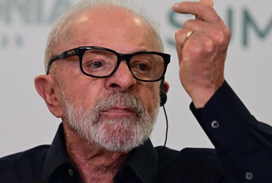 Brazil's President Luiz Inacio Lula da Silva speaks with foreign media ahead of the COP30 UN Climate Change Conference in Belem, Para State, Brazil on November 4, 2025. (Photo by Pablo PORCIUNCULA / AFP)