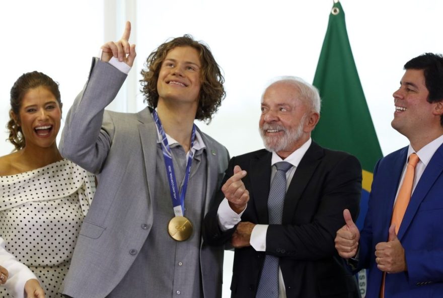 presidente-lula-recebe-atleta-lucas-pinheiro2C-medalha-de-ouro-nos-jogos-de-inverno presidente-lula-recebe-atleta-lucas-pinheiro2C-medalha-de-ouro-nos-jogos-de-inverno