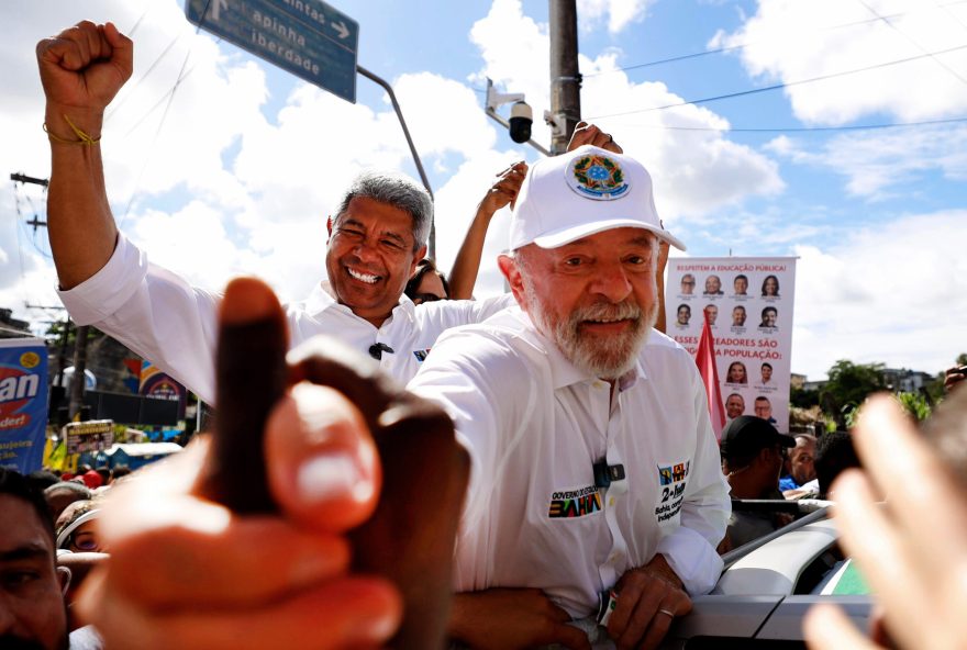 Presidente Lula acompanha cortejo do Dois de Julho pelo quarto ano consecutivo
Data cívica baiana é marco na consolidação da Independência do Brasil
Pelo quarto ano seguido, o presidente Luiz Inácio Lula da Silva fez questão de marcar presença no Dois de Julho, em Salvador, data que celebra os 202 anos da Independência da Bahia. Ao lado do governador Jerônimo Rodrigues, da ministra da Cultura, Margareth Menezes, e do ministro da Casa Civil, Rui Costa, Lula participou do tradicional cortejo cívico, acompanhando o povo baiano em um dos momentos mais simbólicos da nossa história.
Foto:Matheus Landim GOVBA
Data:02/07/2025