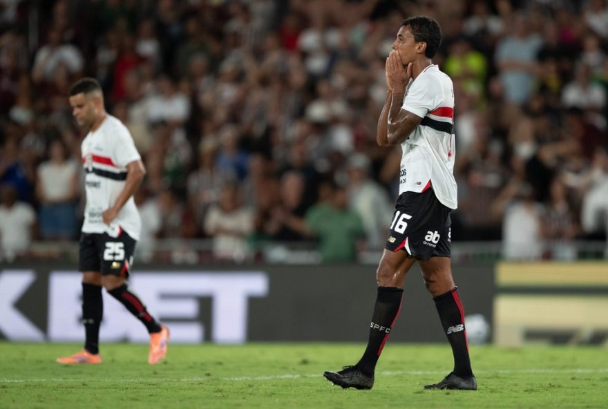 RJ - RIO DE JANEIRO - 27/11/2025 - BRASILEIRO A 2025, FLUMINENSE X SAO PAULO - Luiz Gustavo jogador do Sao Paulo lamenta durante partida contra o Fluminense no estadio Maracana pelo campeonato Brasileiro A 2025. Foto: Jorge Rodrigues/AGIF