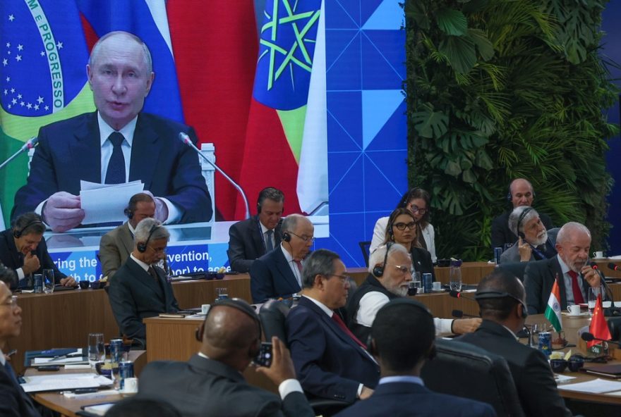 presidente-russo-defende-ordem-multipolar-e-desdolarizacao-na-cupula-do-brics-no-rio