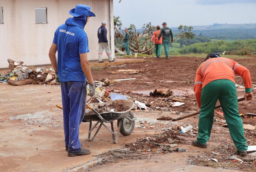 presos-participam-da-reconstrucao-de-cidade-destruida-por-tornado-no-pr3A-veja-como