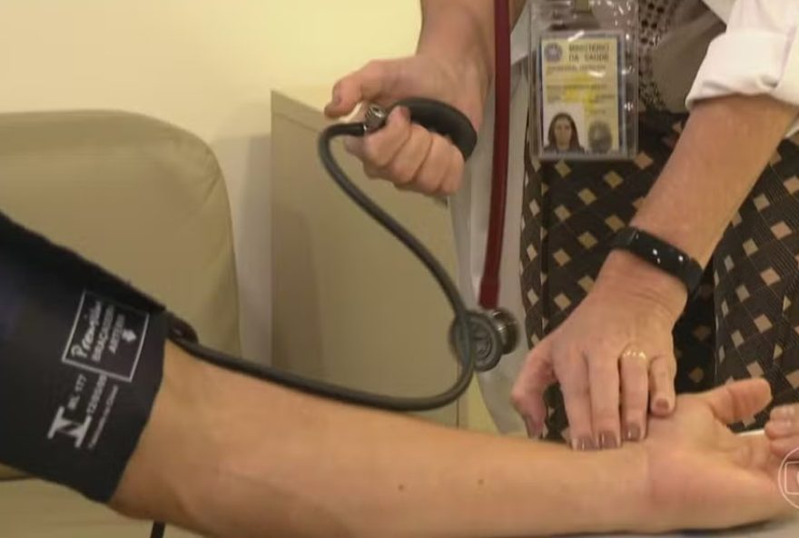 pressao-arterial-12-por-83A-o-que-fazer3F-nova-diretriz-medica-define-como-pre-hipertensao2C-alertando-para-prevencao-de-doencas-cardiovasculares.-saiba-como-controlar