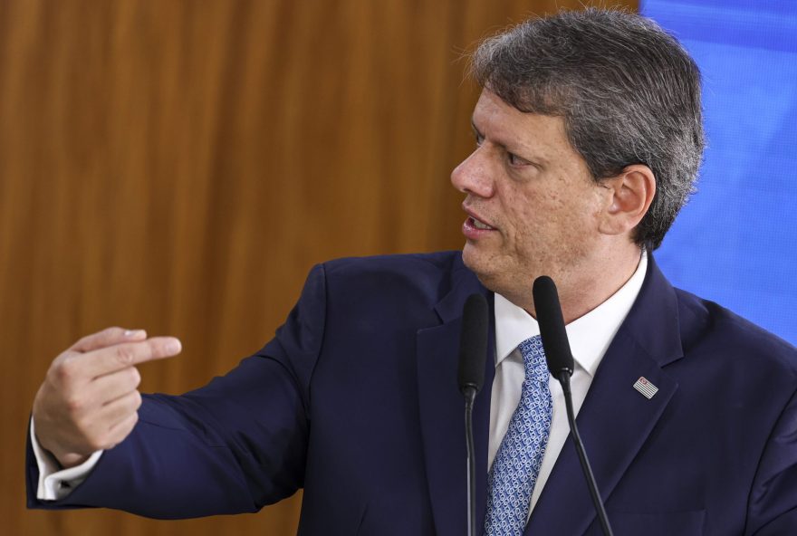 Brasília (DF), 29/11/2024 – O governador de São Paulo, Tarcísio de Freitas, durante cerimônia para assinatura de contratos de financiamento do BNDES para infraestrutura e mobilidade urbana de São Paulo. Foto: Marcelo Camargo/Agência Brasil Brasília (DF), 29/11/2024 - O governador de São Paulo, Tarcísio de Freitas, durante cerimônia para assinatura de contratos de financiamento do BNDES para infraestrutura e mobilidade urbana de São Paulo. Foto: Marcelo Camargo/Agência Brasil