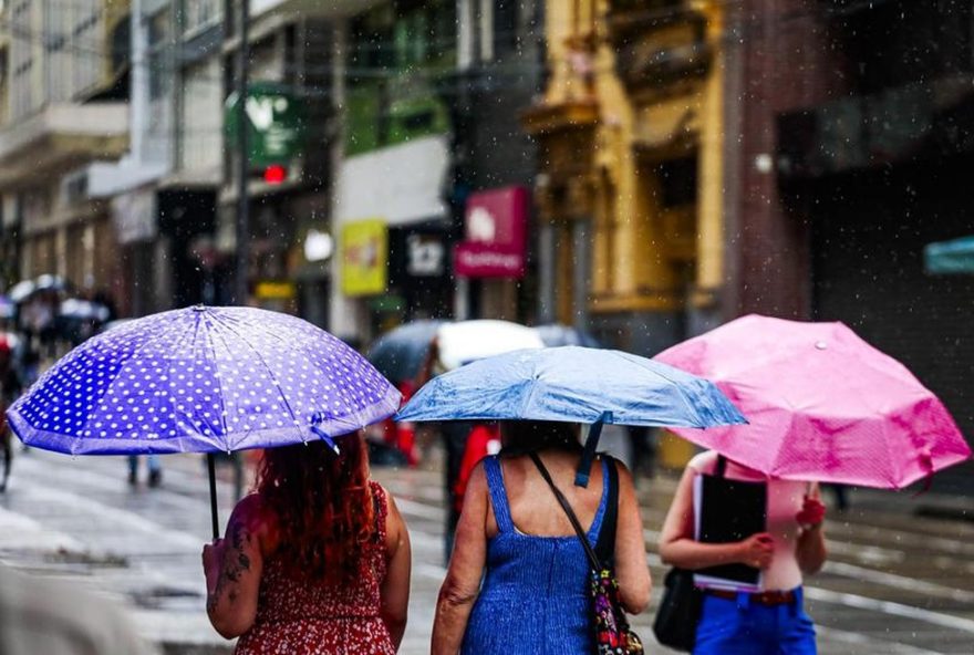 previsao-do-tempo3A-frente-fria-se-aproxima-do-rs-com-alerta-de-chuvas-intensas-e-rajadas-de-vento