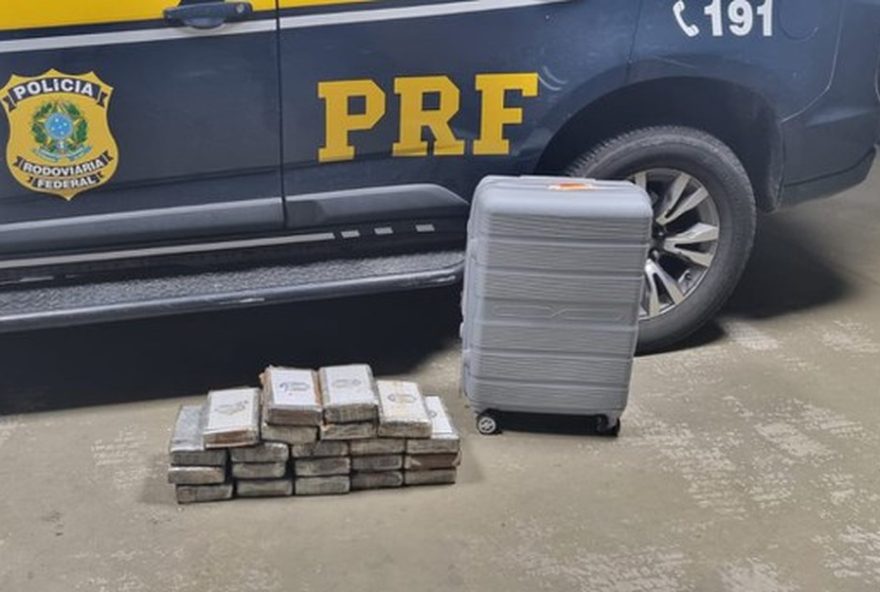 prf-apreende-222C7-kg-de-cocaina-em-onibus-na-br-116-em-vitoria-da-conquista2C-bahia