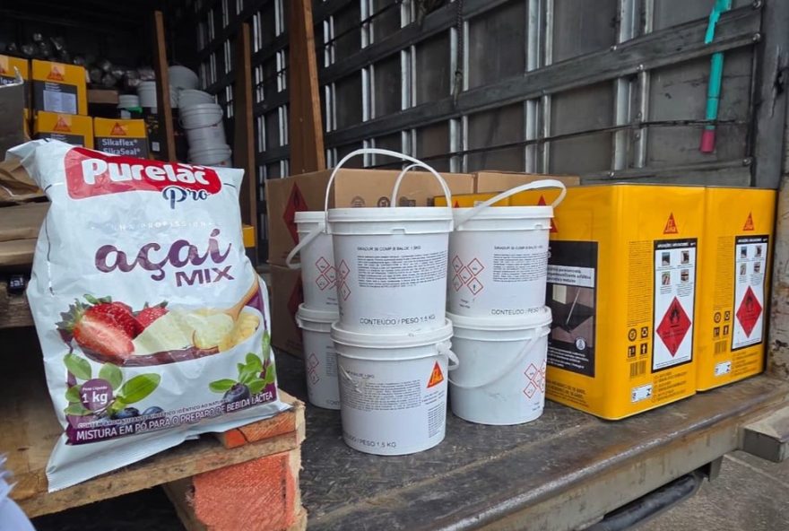 prf-flagra-caminhao-transportando-po-lacteo-com-substancias-corrosivas prf-flagra-caminhao-transportando-po-lacteo-com-substancias-corrosivas