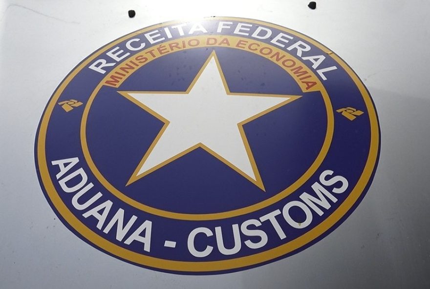 prf-flagra-paraguaios-traficando-drogas-em-carro-falso-da-receita-federal-no-parana