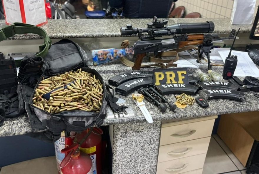prf-prende-homem-com-fuzil2C-granadas-e-mandados-em-aberto-na-dutra prf-prende-homem-com-fuzil2C-granadas-e-mandados-em-aberto-na-dutra
