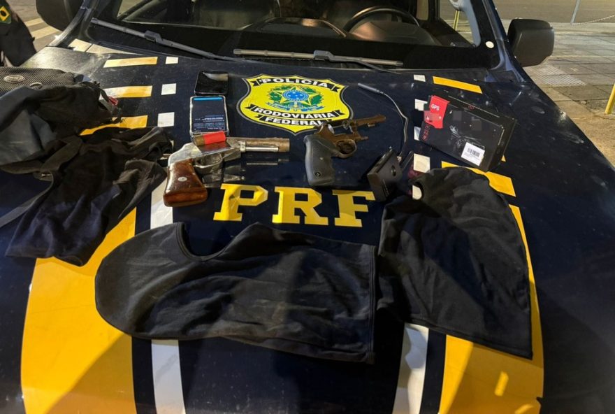 prf-prende-tres-criminosos-apos-perseguicao-policial-no-recife-armas2C-carros-e-pistola-falsa-sao-apreendidos