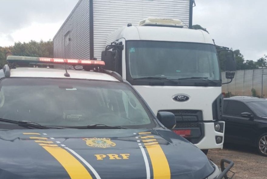 prf-retem-caminhao-com-mais-de-250-multas-e-r24-80-mil-em-debitos-na-br-4702C-em-bento-goncalves3A-saiba-mais prf-retem-caminhao-com-mais-de-250-multas-e-r24-80-mil-em-debitos-na-br-4702C-em-bento-goncalves3A-saiba-mais