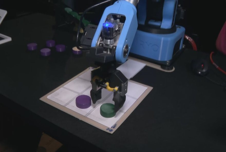 primeiro-dia-do-recnplay3A-maquina-que-le-emocoes-e-robo-de-jogos-de-tabuleiro-no-festival-de-tecnologia primeiro-dia-do-recnplay3A-maquina-que-le-emocoes-e-robo-de-jogos-de-tabuleiro-no-festival-de-tecnologia