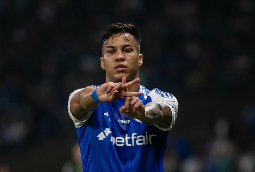 MG - BELO HORIZONTE - 04/05/2025 - BRASILEIRO A 2025, CRUZEIRO X FLAMENGO - Kaio Jorge jogador do Cruzeiro comemora seu gol durante partida contra o Flamengo no estadio Mineirao pelo campeonato Brasileiro A 2025. Foto: Fernando Moreno/AGIF