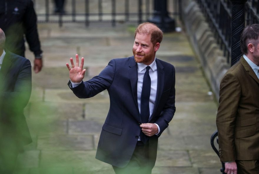 principe-harry-se-emociona-ao-afirmar-que-jornal-fez-da-vida-de-meghan-um-inferno-depoimento-na-alta-corte-de-londres