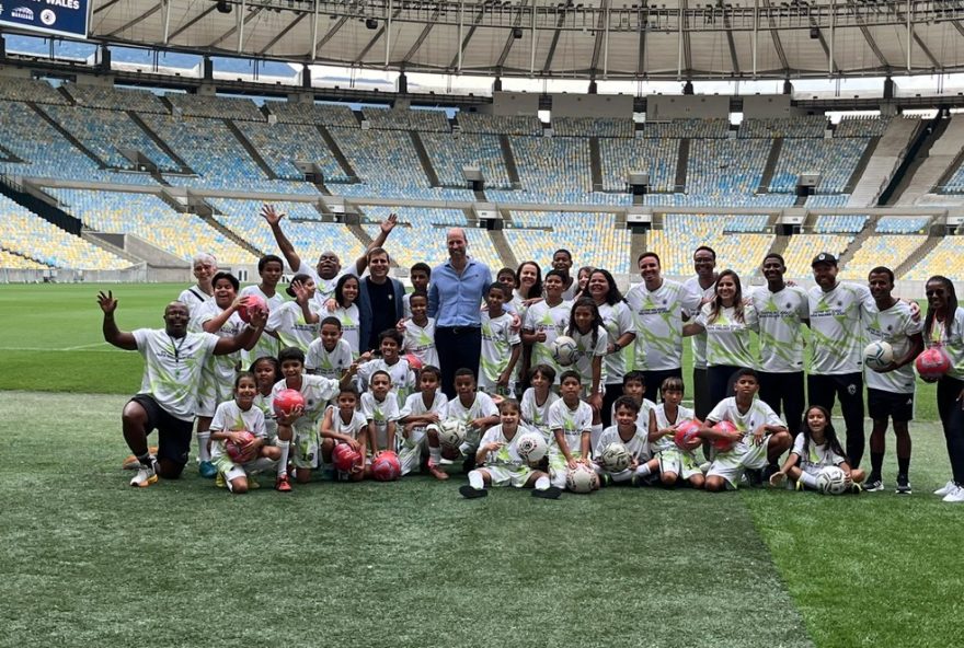 principe-william-visita-maracana2C-joga-futebol-e-marca-gol-de-penalti3B-video principe-william-visita-maracana2C-joga-futebol-e-marca-gol-de-penalti3B-video