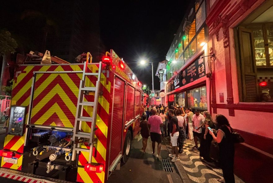 principio-de-incendio-assusta-clientes-do-restaurante-peixada-botafogo-bombeiros-agem-rapido-e-evitam-danos-maiores principio-de-incendio-assusta-clientes-do-restaurante-peixada-botafogo-bombeiros-agem-rapido-e-evitam-danos-maiores