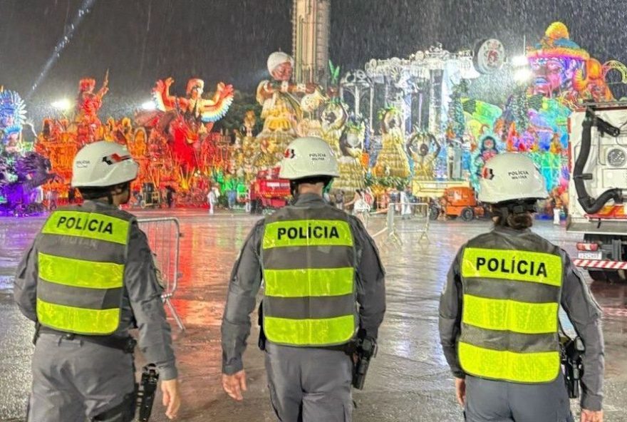 prisao-de-foragido-durante-desfile-no-sambodromo-de-sp3A-acao-da-policia-garante-seguranca-no-carnaval prisao-de-foragido-durante-desfile-no-sambodromo-de-sp3A-acao-da-policia-garante-seguranca-no-carnaval