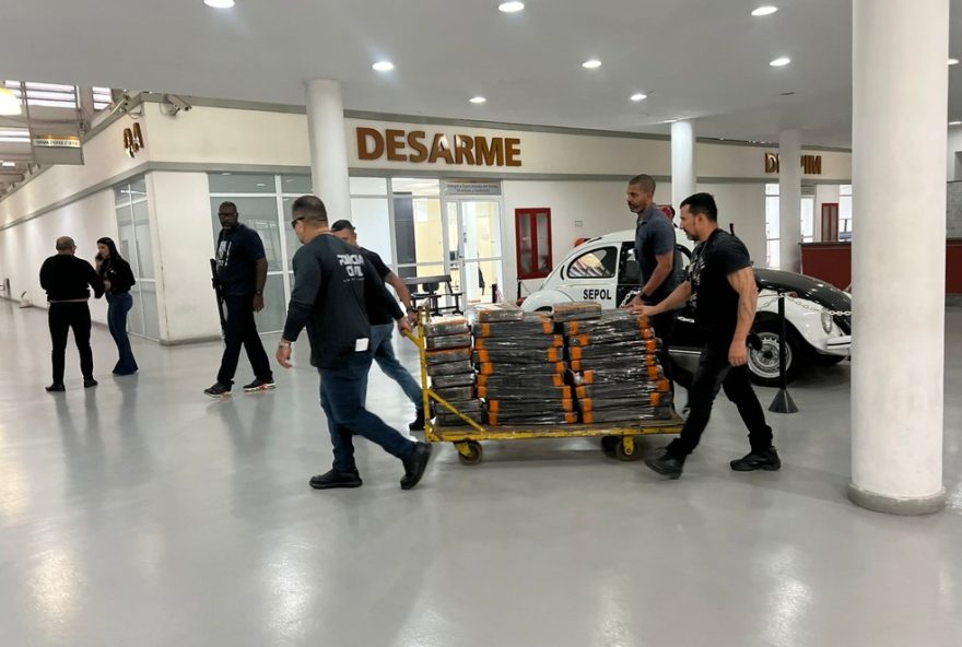 prisao-de-motorista-com-meia-tonelada-de-maconha-em-bonsucesso3A-policia-atua-no-combate-ao-trafico