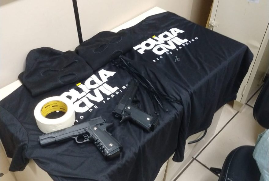 prisao-de-quadrilha-de-assaltantes-em-barra-do-pirai3A-policial-entre-os-detidos