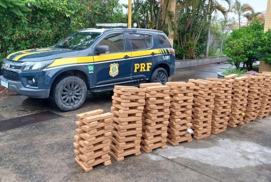 prisao-e-apreensao-de-334-kg-de-maconha-na-dutra-por-prf-combate-ao-narcotrafico prisao-e-apreensao-de-334-kg-de-maconha-na-dutra-por-prf-combate-ao-narcotrafico