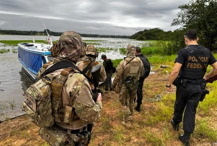 Ação empregou cerca de 20 policiais federais para cumprir o mandado de prisão temporária (Foto: Divulgação/PF)