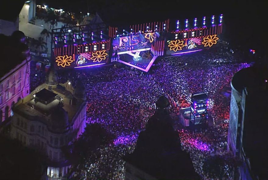 priscila-senna-celebra-15-anos-de-carreira-em-show-no-marco-zero2C-recife2C-em-clima-de-carnaval-com-30-mil-fas3B-video