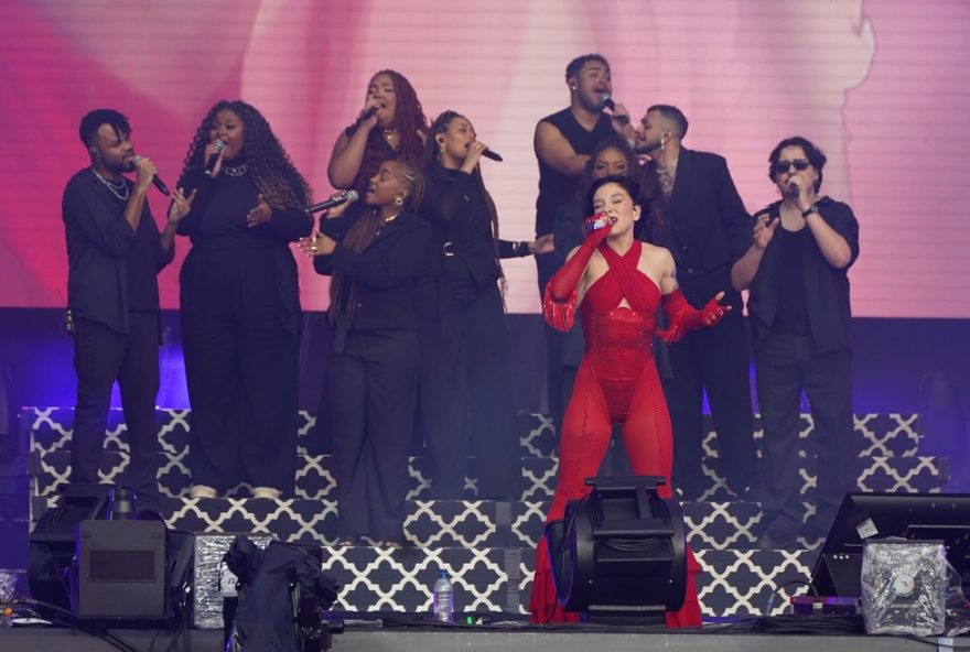 priscilla-brilha-ao-cantar-tim-maia-e-bruno-mars-no-the-town-2025