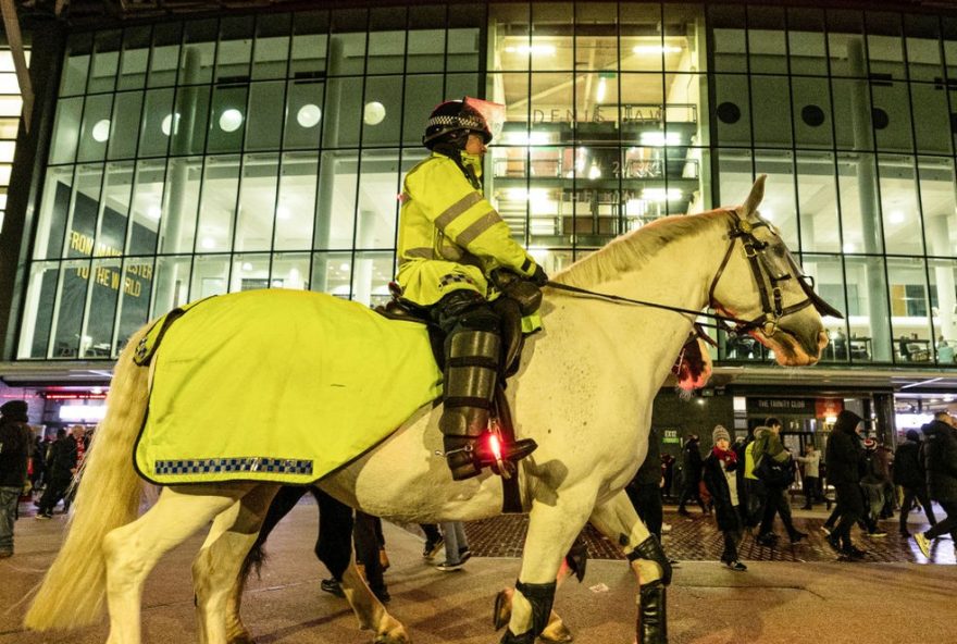 prisoes-no-futebol-ingles-caem-na-temporada-20242F253A-manchester-united-lidera-ranking.-policia-destaca-medidas-eficazes.-saiba-mais