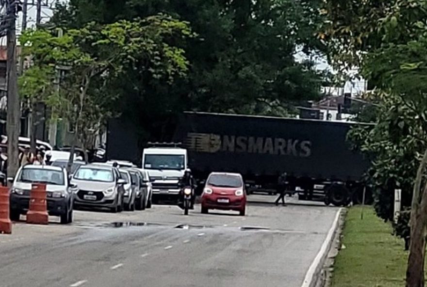 problema-operacional-no-brt-transcarioca-gera-atrasos-e-impacto-no-transito3A-saiba-mais