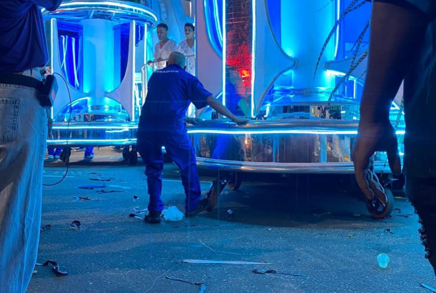 problemas-com-carros-alegoricos3A-academicos-de-niteroi-enfrentam-contratempos-durante-desfile problemas-com-carros-alegoricos3A-academicos-de-niteroi-enfrentam-contratempos-durante-desfile