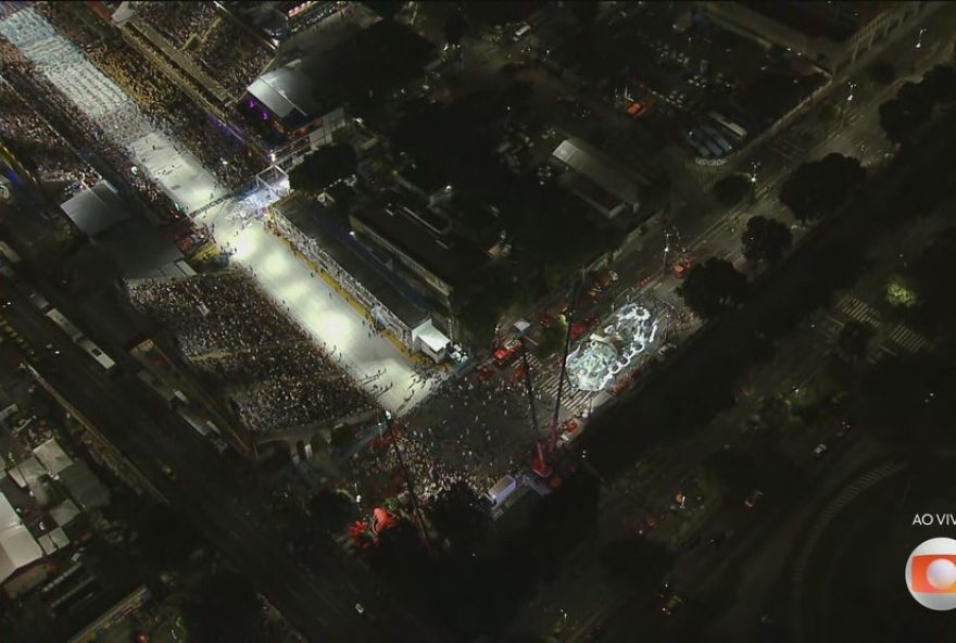 problemas-com-ultimo-carro-alegorico-marcaram-desfile-da-portela problemas-com-ultimo-carro-alegorico-marcaram-desfile-da-portela