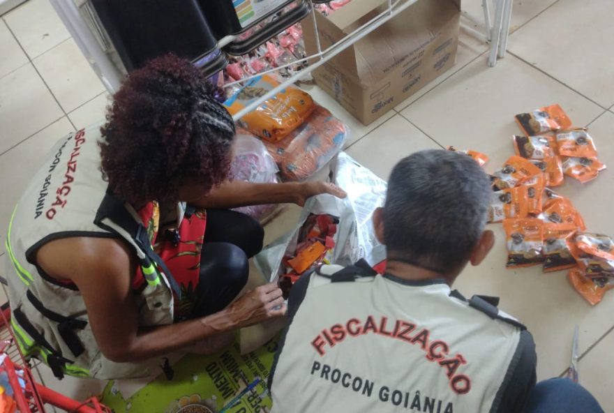 procon-autua-pet-shop-em-goiania-por-vender-alimentos-vencidos-para-animais