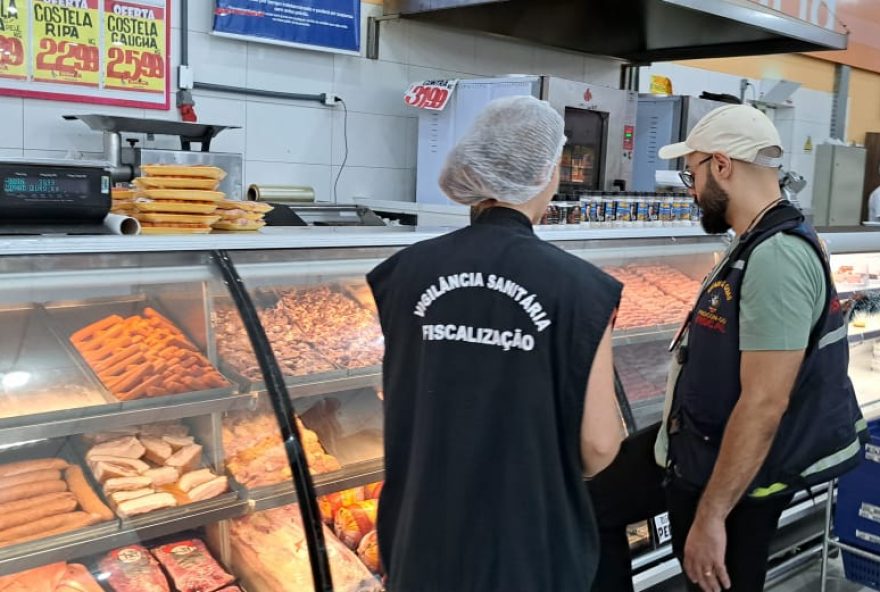 Nas áreas de açougue e padaria, os agentes encontraram carnes, embutidos e frios que estavam armazenados fora dos padrões (Foto: Divulgação/Procon Goiás)