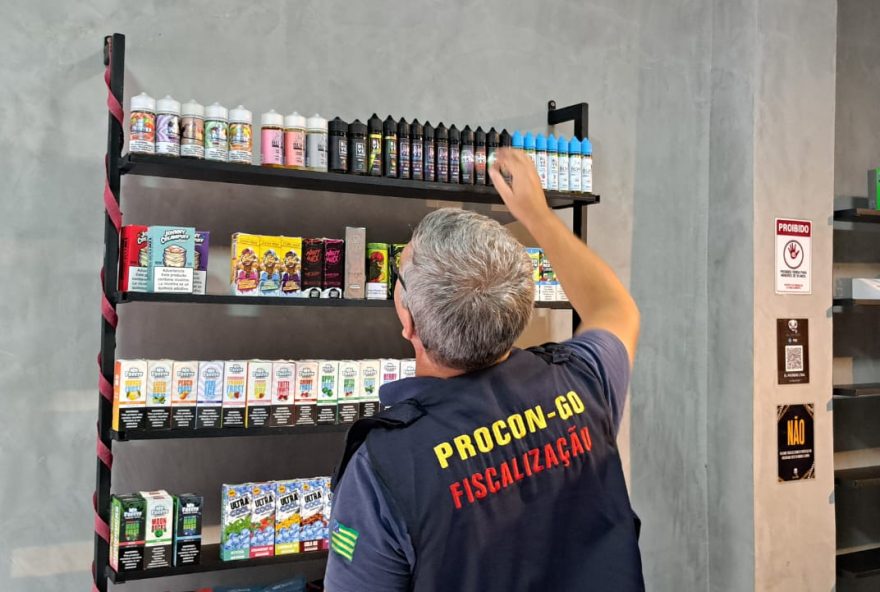 Fiscais e Polícia Militar apreendem produtos ilegais em tabacaria de Valparaíso de Goiás