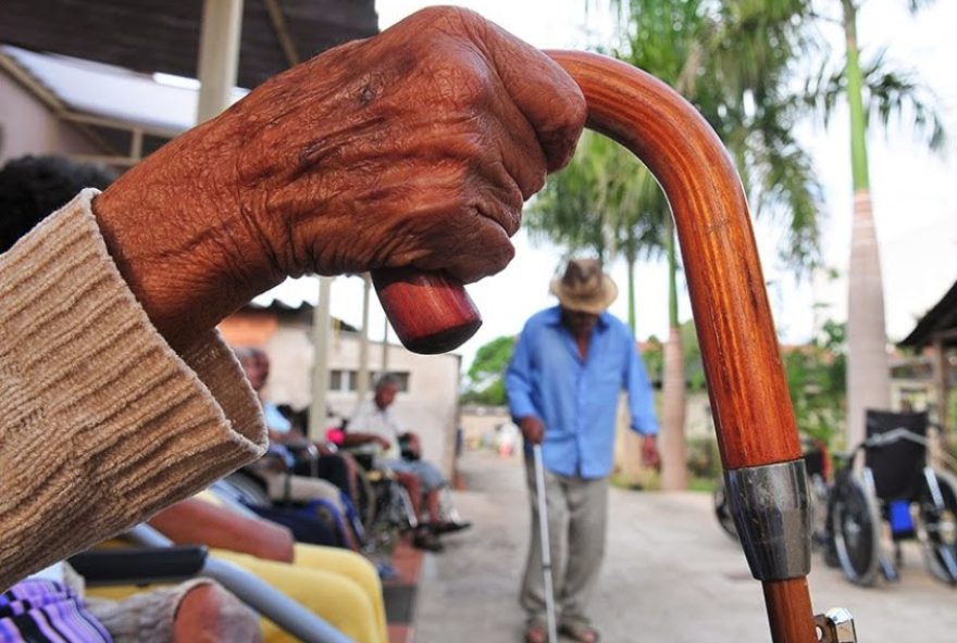 Geriatra orienta verificar a vida pregressa do profissional e de checar informações da instituição onde se pretende hospedar o idoso, seja centro dia ou longa permanência.(Foto: Tony Winston/Agência Brasília)