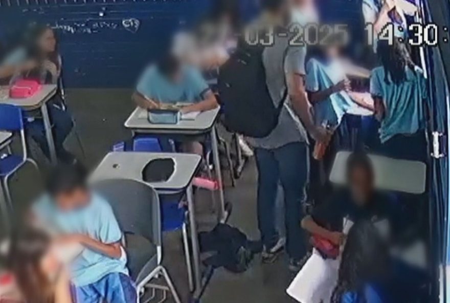professor-e-afastado-por-jogar-agua-em-aluna-em-escola-do-df3A-secretaria-de-educacao-investiga-o-caso-em-samambaia