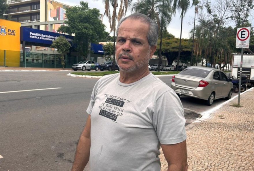 professor-marcio-ferreira-emociona-alunos-com-abracos-antes-do-enem3A-palavra-de-carinho-e-apoio-vai-alem professor-marcio-ferreira-emociona-alunos-com-abracos-antes-do-enem3A-palavra-de-carinho-e-apoio-vai-alem