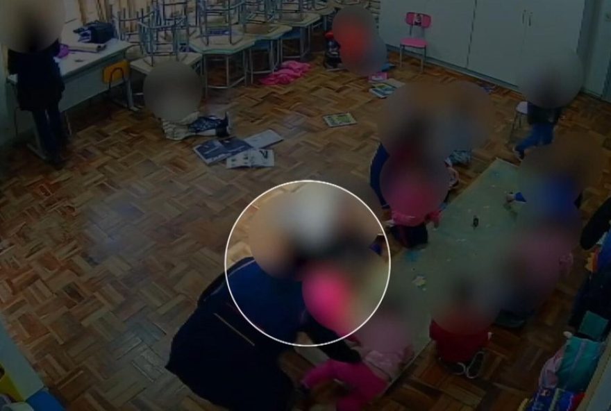 professora-afastada-por-maus-tratos-em-creche-no-parana3A-policia-investiga-o-caso