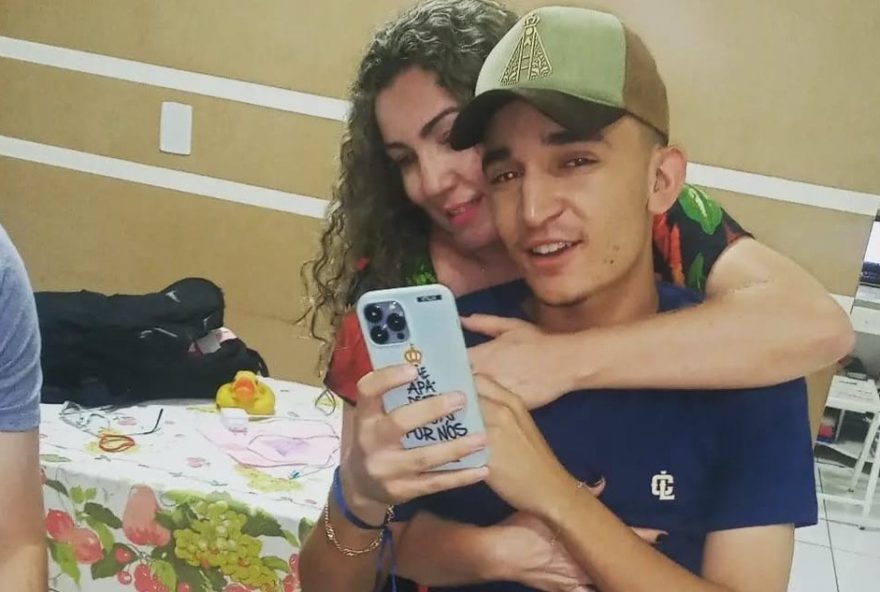 professora-se-emociona-ao-ser-homenageada-por-joao-gomes-em-show-beneficente