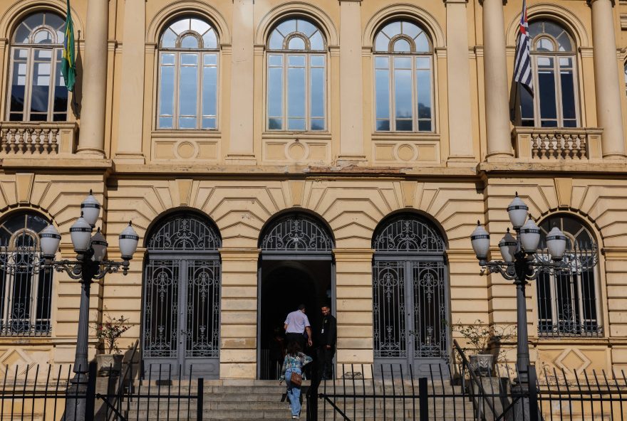 professores-da-rede-estadual-de-sp-aprovam-greve-a-partir-de-252F4