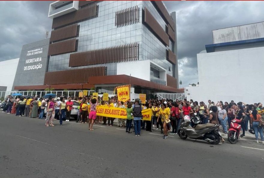 professores-de-feira-de-santana-em-greve-por-piso-salarial3A-entenda-o-protesto