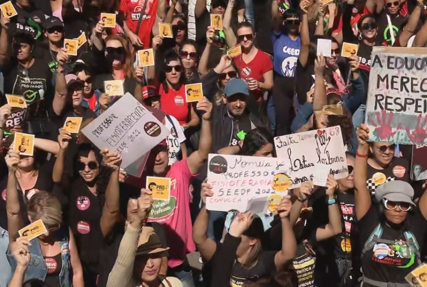 professores-do-df-em-greve3A-pm-usa-spray-de-pimenta-em-frente-a-secretaria-de-educacao
