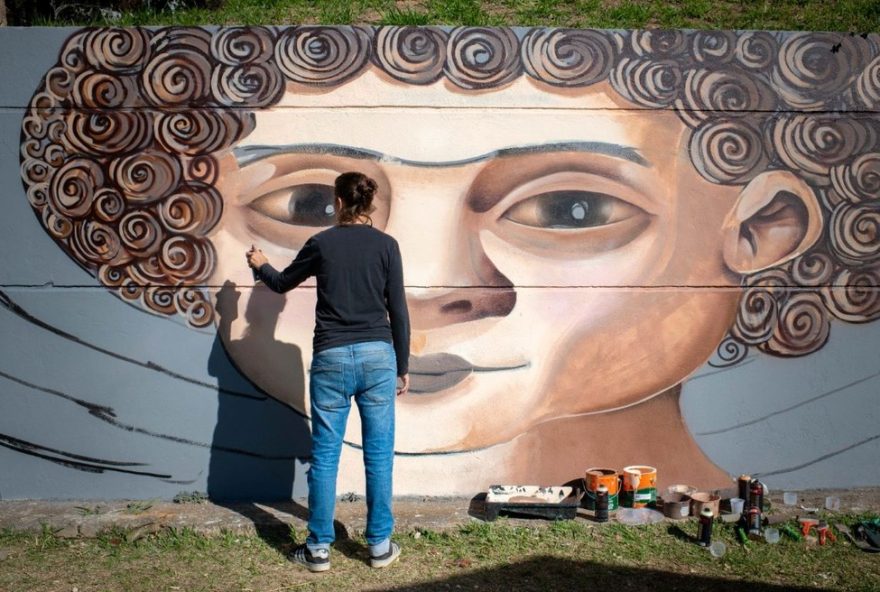 projeto-arte-em-cores-transforma-muros-do-teatro-municipal-de-divinopolis