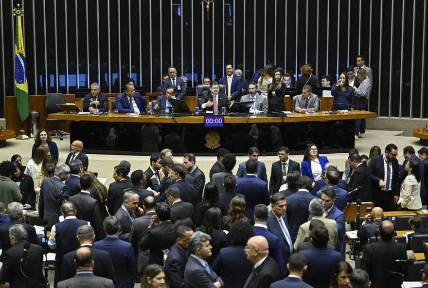 projeto-da-anistia-a-atos-golpistas-passa-na-de-com-aceleracao-da-tramitacao