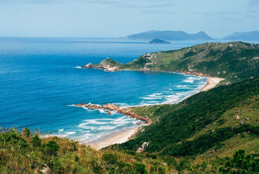 projeto-de-lei-busca-legalizar-pratica-de-nudismo-na-praia-da-galheta-em-florianopolis