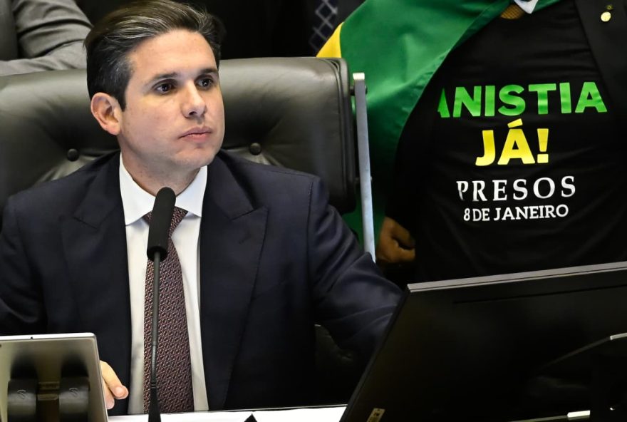 projeto-de-lei-da-anistia-avanca-na-camara-sem-bolsonaro-e-com-alcance-do-perdao-em-aberto