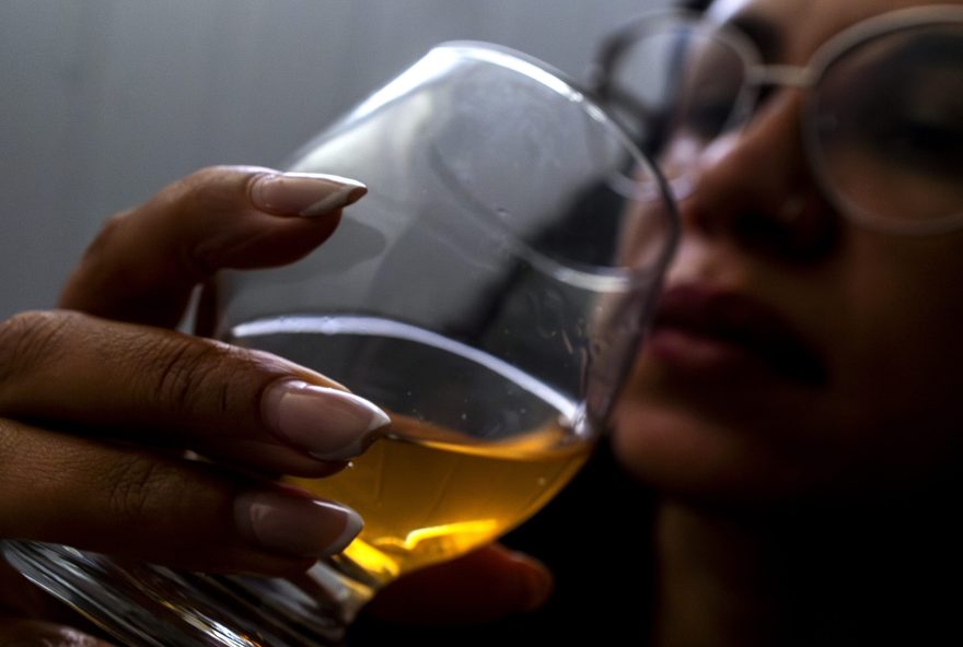 SALVADOR
Bebidas adulteradas acendem alerta para o consumo seguro.
Na foto: Pessoa consumindo bebida destilada.
Foto: Uendel Galter/ Ag A Tarde
Data: 30/09/25